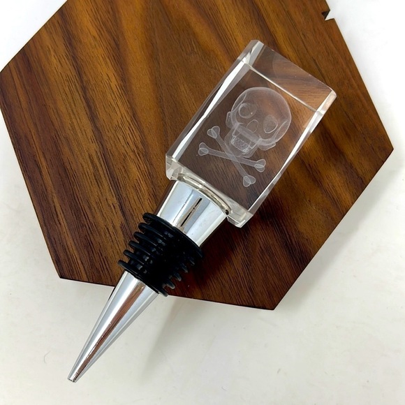 Heavy Glass 3D Laser‎ Skull Crossbones Bottle Stopper - Picture 1 of 7
